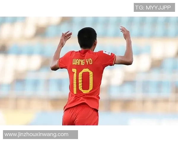 小男孩追逐足球明星的梦想之旅与成长故事