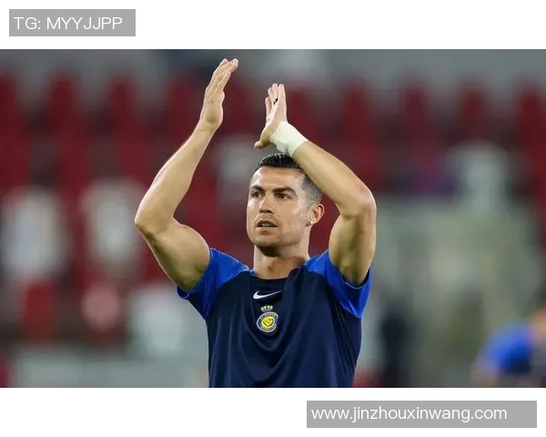 腰间纹身的足球明星们展现个性与魅力的独特风采