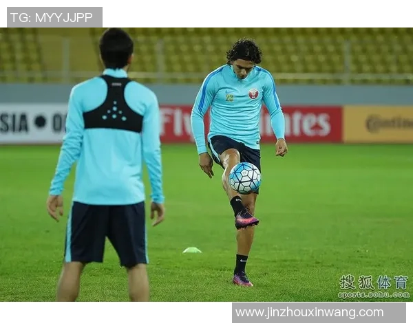 足球明星恶搞队友搞笑瞬间曝光引发全队欢笑与惊讶